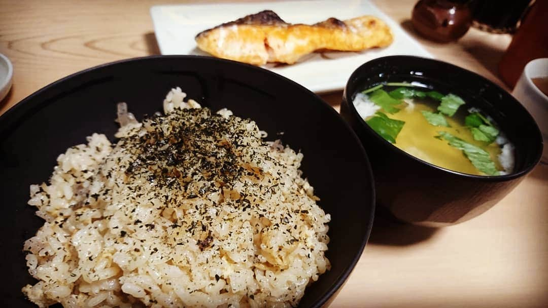 松本康太さんのインスタグラム写真 - (松本康太Instagram)「かやくご飯で有名な『大黒』今日は、かやくご飯(中)+生鮭の焼き+たまごのお吸い物にしました(^-^)♪美味しい！懐かしい味♪若手の時に先輩に連れて行って頂いたお店。その当時、こんな小粋なお店でランチ！凄く先輩がカッコ良く感じました(^○^) #大黒 #かやくご飯 #なんば #炊き込みご飯 #有名店 #定食屋さん #ランチ #レギュラー松本 #あるある探検隊 #飯テロ」7月30日 23時36分 - aruarutankentai.matsumoto