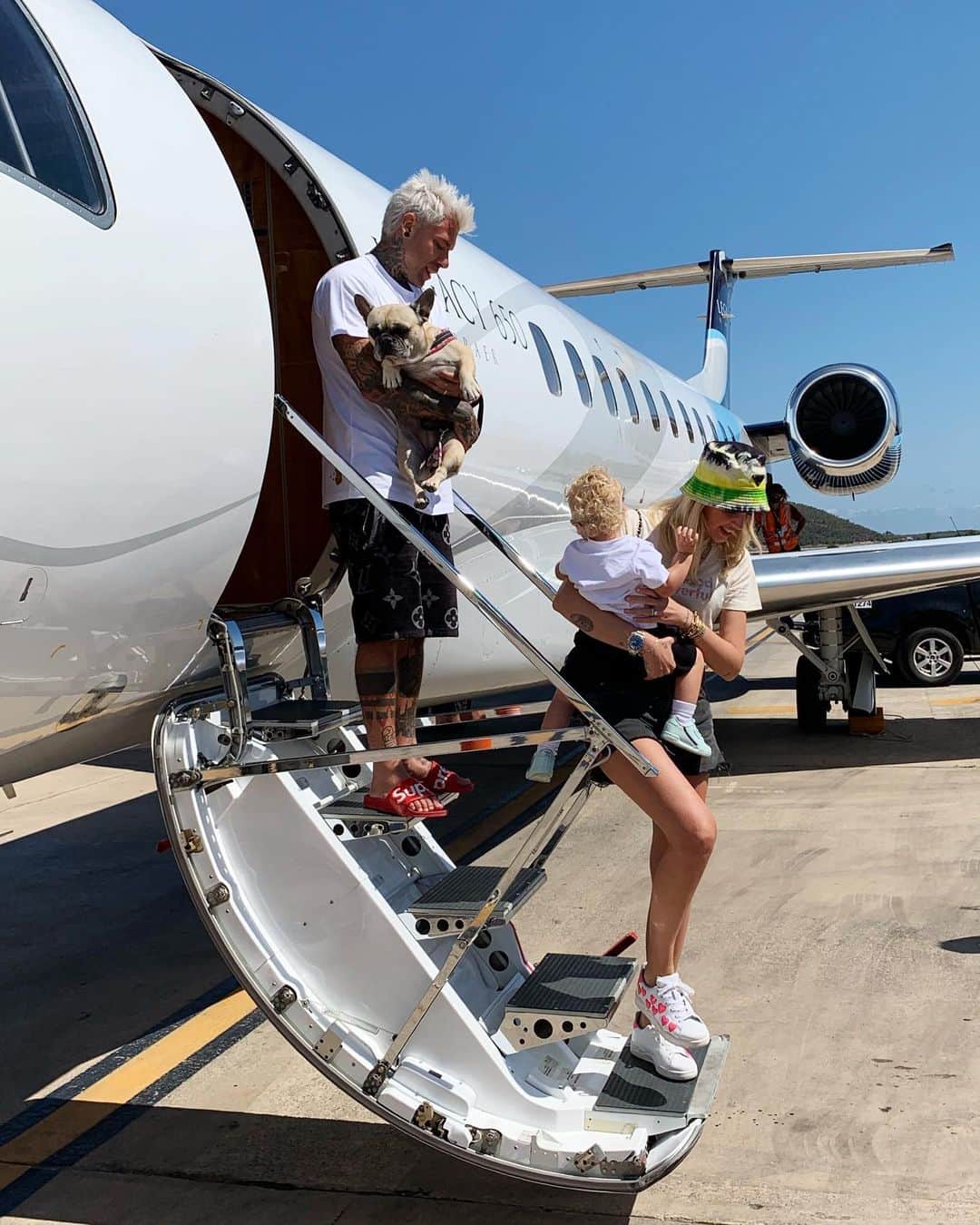 キアラ・フェラーニさんのインスタグラム写真 - (キアラ・フェラーニInstagram)「Hola Ibiza 💘 Huge thanks to @cavagroupltd for supplying us with the best plane and concierge service 🥰」7月30日 23時40分 - chiaraferragni