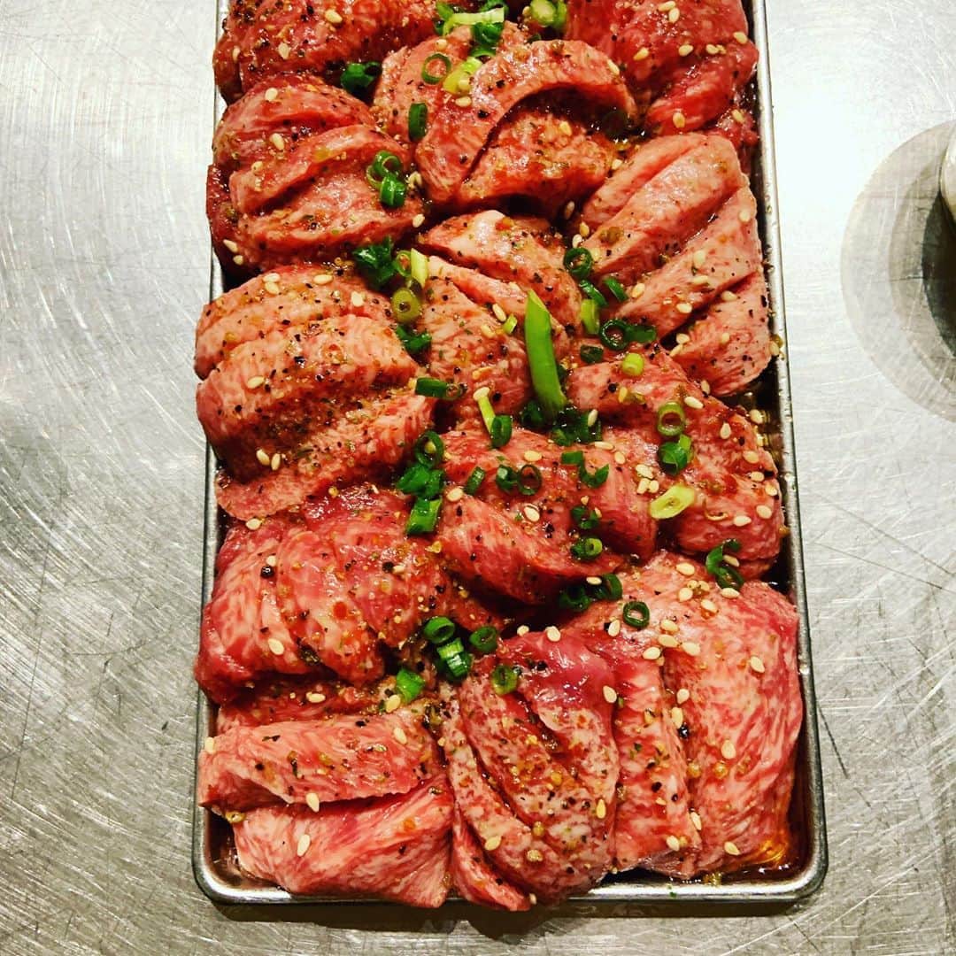 志摩有子さんのインスタグラム写真 - (志摩有子Instagram)「総勢20名以上でヒロミヤで大焼肉大会。いつもの通り、ヒロミヤマスターの @seiichiro.tank.tanaka  氏のナビゲートだからただでさえ美味しいお肉がより美味しく焼き上がる。それをただただ食す幸せ。ありがたやー。 #焼肉大会 #暑気払い #焼肉」7月30日 23時41分 - ariko418