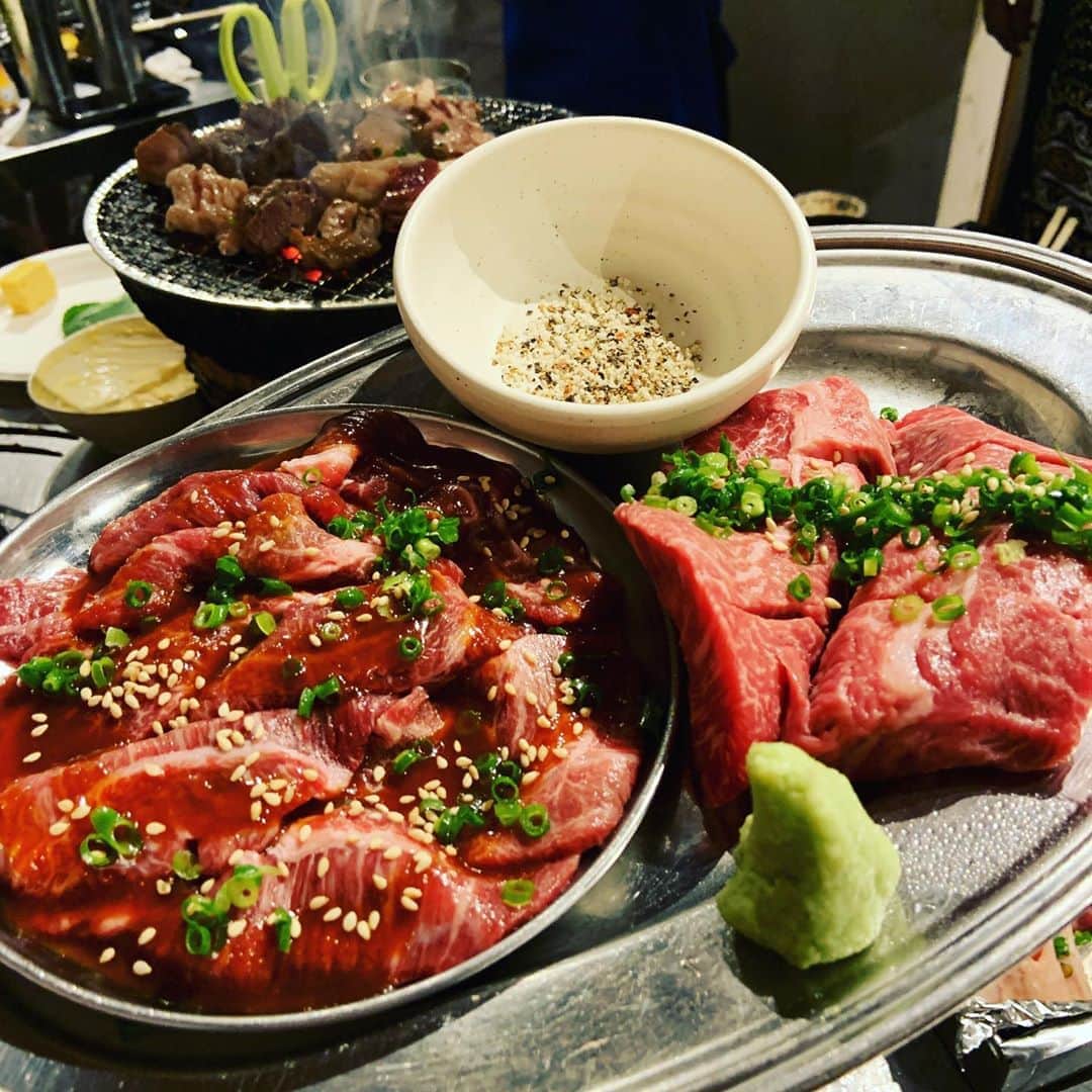 志摩有子さんのインスタグラム写真 - (志摩有子Instagram)「総勢20名以上でヒロミヤで大焼肉大会。いつもの通り、ヒロミヤマスターの @seiichiro.tank.tanaka  氏のナビゲートだからただでさえ美味しいお肉がより美味しく焼き上がる。それをただただ食す幸せ。ありがたやー。 #焼肉大会 #暑気払い #焼肉」7月30日 23時41分 - ariko418