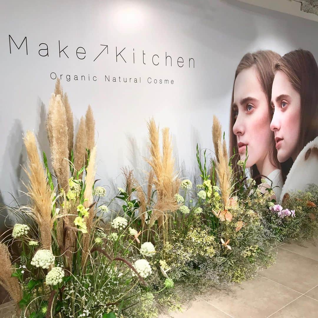 のインスタグラム：「オーガニックコスメ @makeupkitchen_official の展示会💐 . よく使ってる優秀ブランドばかりなので じっくり新作アイテムをチェック✔︎ . どのブランドも、チーク&アイメイク&リップなどなど 一つでどこにでも使えるマルチなものが多かった印象👐🏻 . カフェスペースでは @gelato_pique_cafe の新作 マンゴーミルクフレーバーのソフトクリーム頂きました🍦 . #makekitchen」