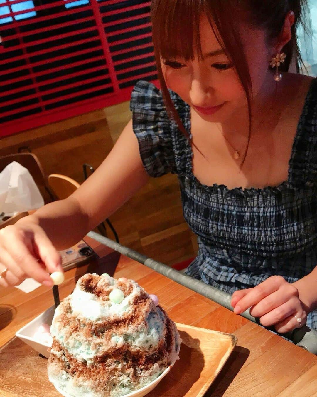 成瀬心美さんのインスタグラム写真 - (成瀬心美Instagram)「🍧 . . この間メイクさんと ずっと行きたかった かき氷屋さんに 行ってきたの！！！！ . . 食べたいと思っていた ティラミスのかき氷と 一目惚れした チョコミントのかき氷！！ . . マスカルポーネクリームや おいり(カラフルなお菓子) などなど トッピングも出来て 美味しかったー✨ . . 夜はお酒のかき氷も あるみたいで 次は夜のbartimeに 行ってみたいですな😼 . . メイクさんが お写真撮ってくれてましたえへへ！ . . #かき氷 #六本木 #チョコミント #ティラミス #おいり #yelo #yammy #sweet #instagram #instapic #instagood #followｍe」7月30日 23時48分 - coco3ndazo