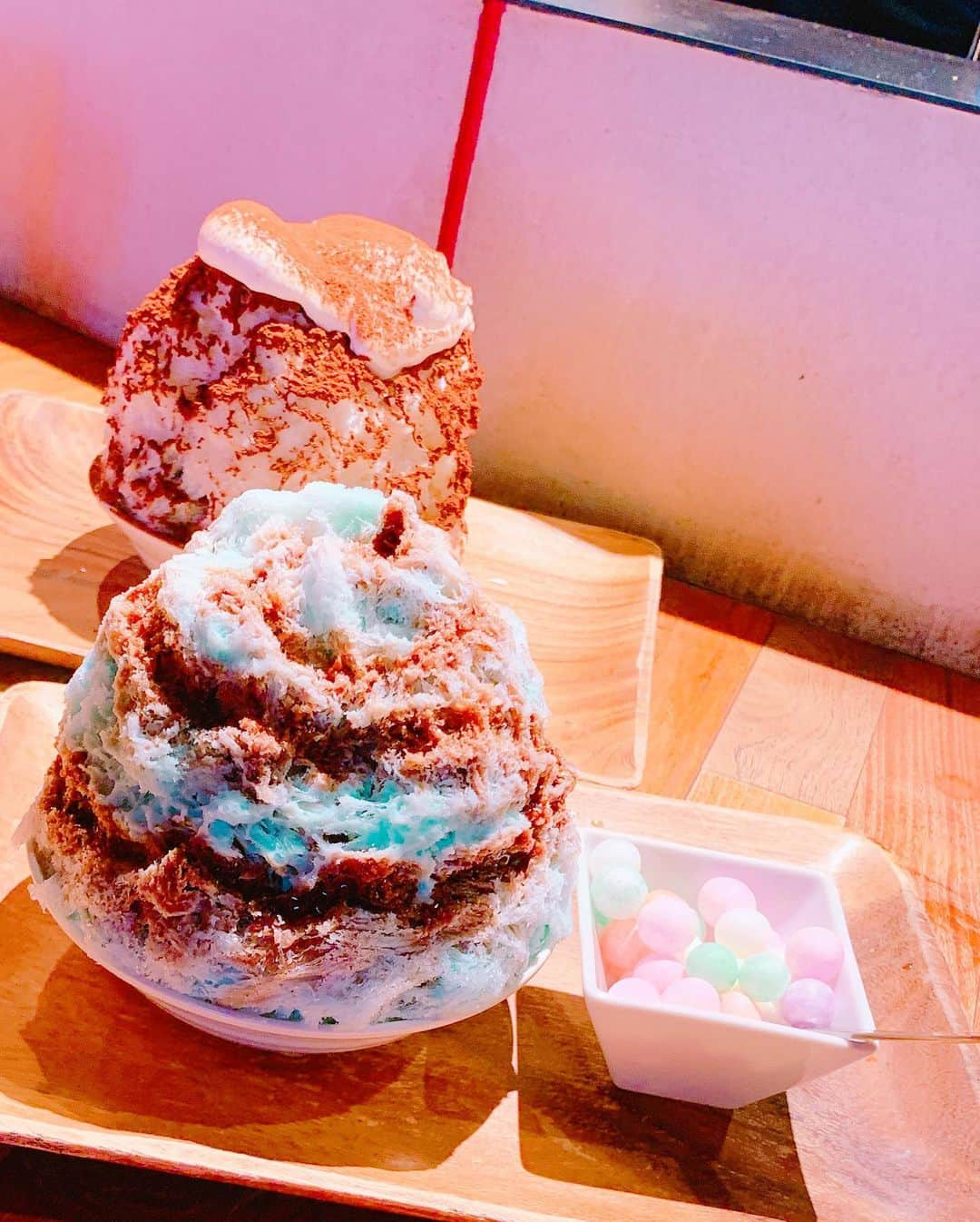 成瀬心美さんのインスタグラム写真 - (成瀬心美Instagram)「🍧 . . この間メイクさんと ずっと行きたかった かき氷屋さんに 行ってきたの！！！！ . . 食べたいと思っていた ティラミスのかき氷と 一目惚れした チョコミントのかき氷！！ . . マスカルポーネクリームや おいり(カラフルなお菓子) などなど トッピングも出来て 美味しかったー✨ . . 夜はお酒のかき氷も あるみたいで 次は夜のbartimeに 行ってみたいですな😼 . . メイクさんが お写真撮ってくれてましたえへへ！ . . #かき氷 #六本木 #チョコミント #ティラミス #おいり #yelo #yammy #sweet #instagram #instapic #instagood #followｍe」7月30日 23時48分 - coco3ndazo