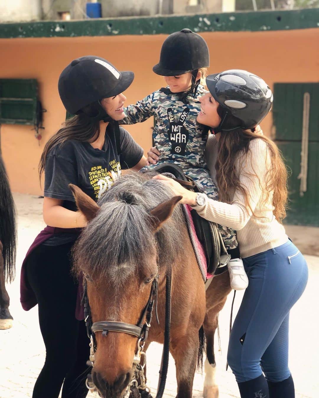 ヨランテ・ヴァン・カスベルヘンのインスタグラム：「The way he loves.... 💕 . .  #MyAll #XessXava #MyBabyBoyForEver #OutfitBananas&Bananas #SweetAuntieMarina #SisterLove #Family #TearsOfGraditude 🙏🏼❤️」