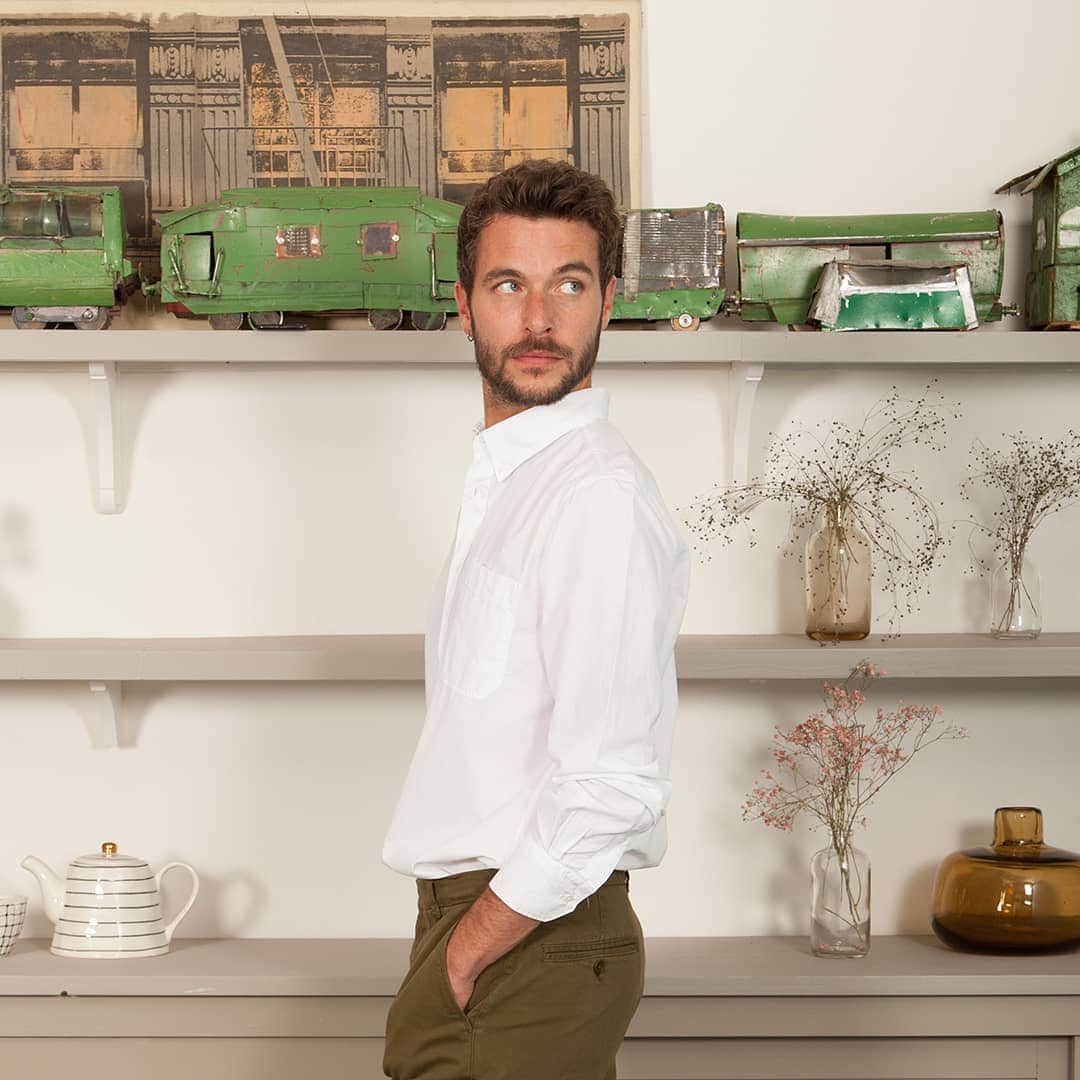 ベンシモンのインスタグラム：「Le vestiaire masculin 🍃  Cet été Bensimon a imaginé le vestiaire masculin idéal, composé de pièces iconiques aux allures army et d'essentiels aux couleurs intemporelles. Découvrez les must have du dressing masculin soldé jusqu’à -50% en ligne et dans nos boutiques! 🇬🇧 Men's essentials 🍃 Bensimon has created the ideal men's wardrobe, composed of iconic pieces with an army look and essential items in timeless colours, our pieces are a must have for men's dressings! Discover the must have of men's dressings online and in our stores! #Bensimon #homme #summer」