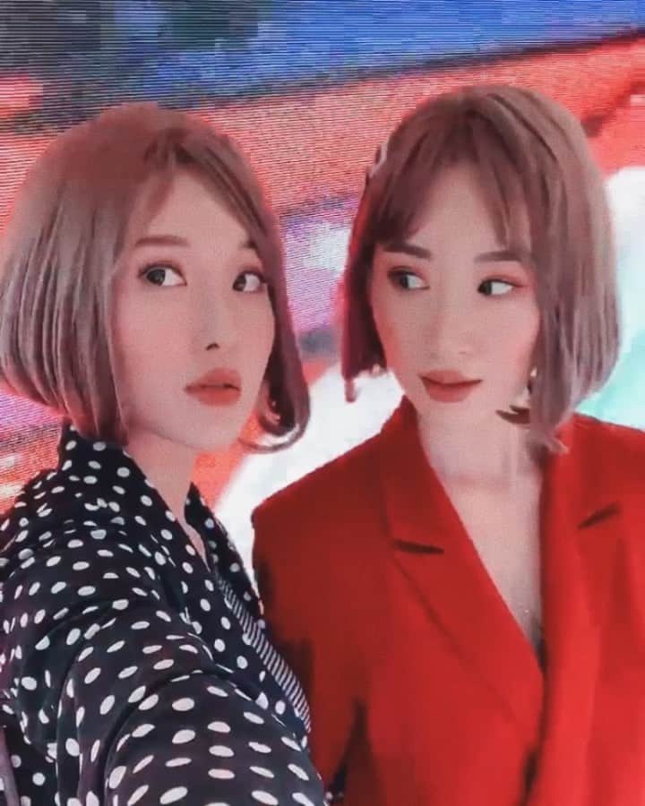 ジェシカ・ヤマダのインスタグラム：「My twin @elleyamada 👯‍♀️💕 . #elleandjess #ellejessinjkt @ravenisodd」