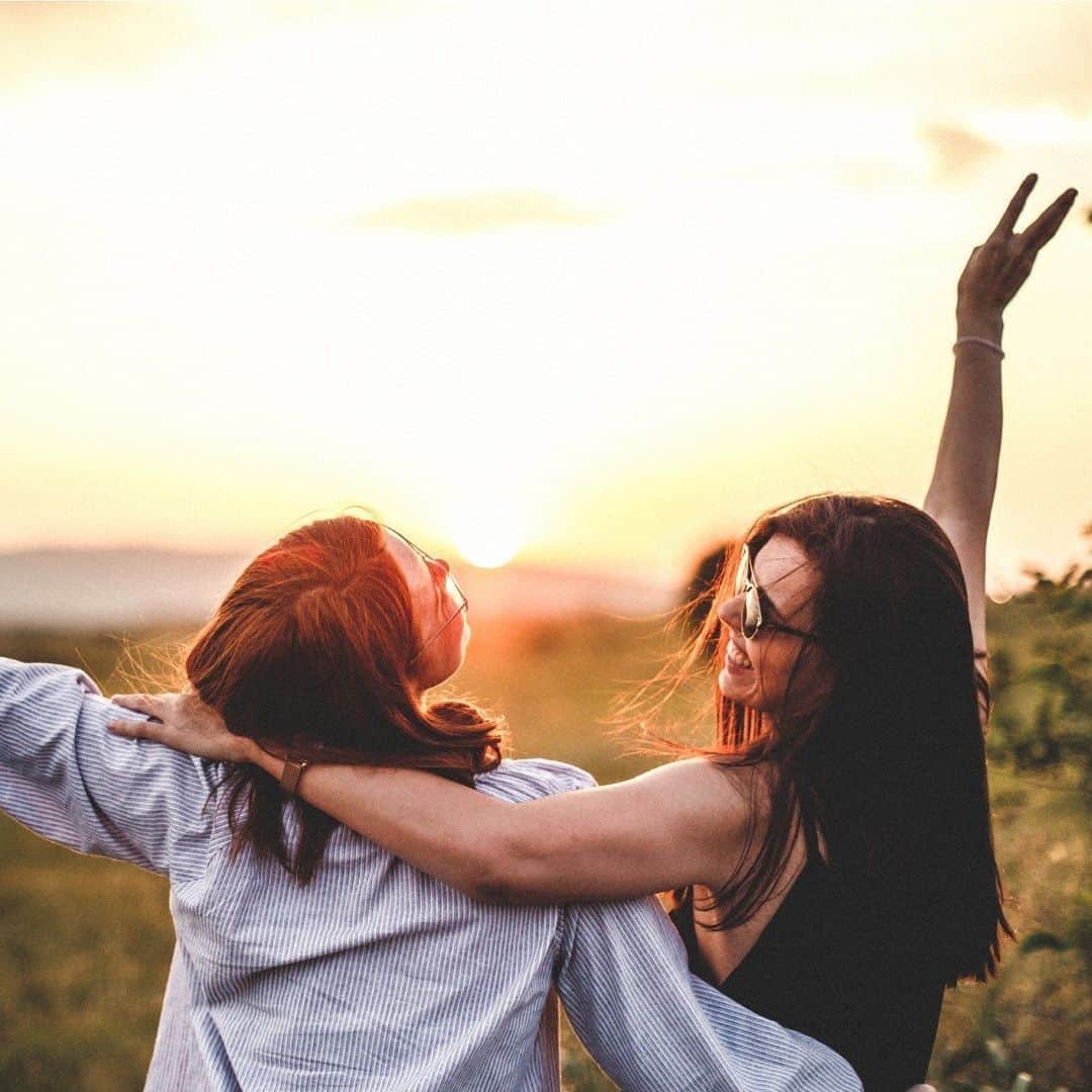Melvita Officialのインスタグラム：「Aujourd’hui c’est la journée internationale de l’amitié 👯 ⠀ ⠀ Comment et avec qui allez-vous la célébrer ? 🎉⠀ ⠀ #Melvita #cosmetiquebio #beautebio #beautyoils ⠀ #friendshipday」