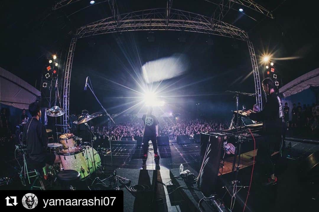 KAI_SHiNEのインスタグラム：「🙏👹✨ #Repost @yamaarashi07 ・・・ OGA NAMAHAGE ROCK FESTIVAL vol.10無事に終えることが出来ました。  山嵐、今年も最終日のトリを務めさせて頂きました。  ご来場の皆様、出演してくれた全てのアーティストの皆様、そしてこのフェスに携わって頂いた全ての関係者/スタッフの皆様、本当にありがとうございました！  また来年この地でみんなで会いましょう。  Photo by @nekoze_photo  #山嵐 #男鹿フェス #ONRFX」