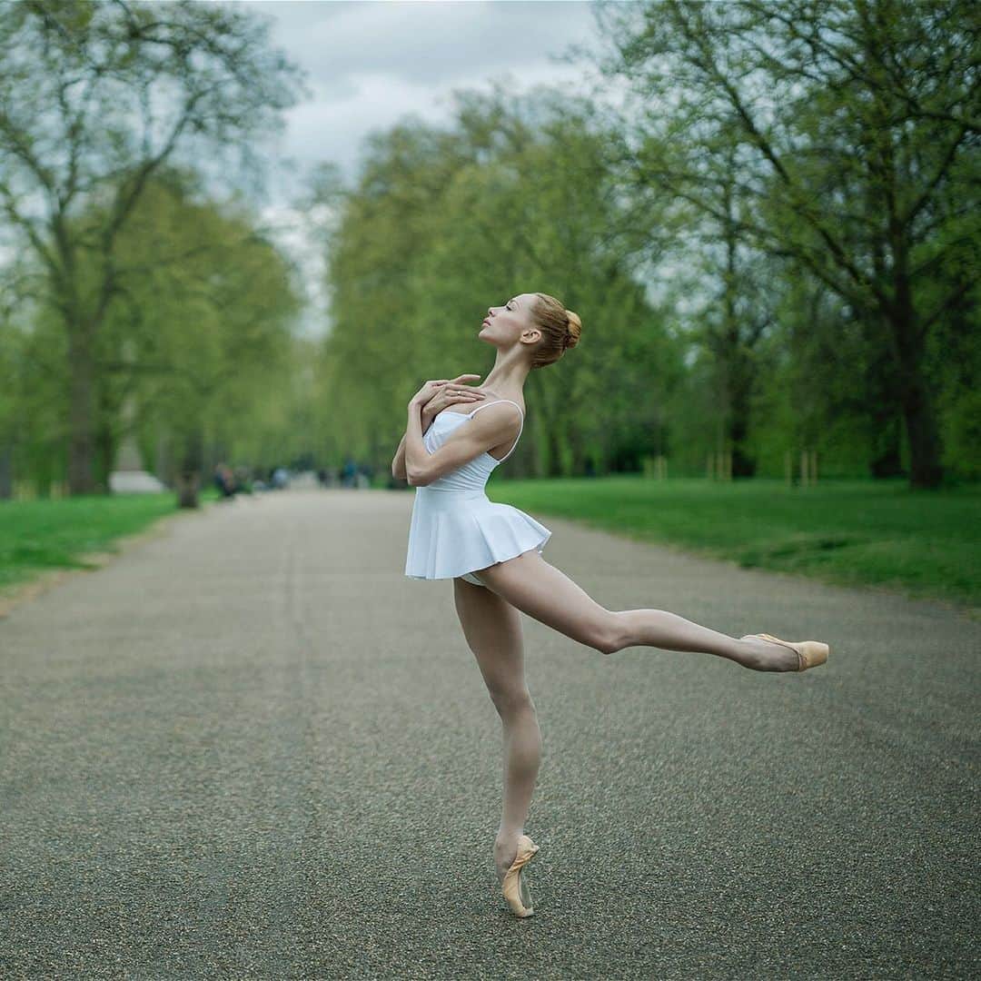 ballerina projectさんのインスタグラム写真 - (ballerina projectInstagram)「Iana Salenko in Kensington Gardens. #ballerina - @iana_salenko #kensingtongardens #london #ballerinaproject #ballerinaproject_ #ballet #dance #pointe #ianasalenko  Just 4 days left to purchase one of the remaining Ballerina Project limited edition prints. Limited edition prints will not be available for purchase after August 2nd. Link is in our Instagram profile to purchase one today.  The Ballerina Project book is now available for pre-order. Go to @ballerinaprojectbook for pre-order link and info. #ballerinaprojectbook」7月30日 23時53分 - ballerinaproject_