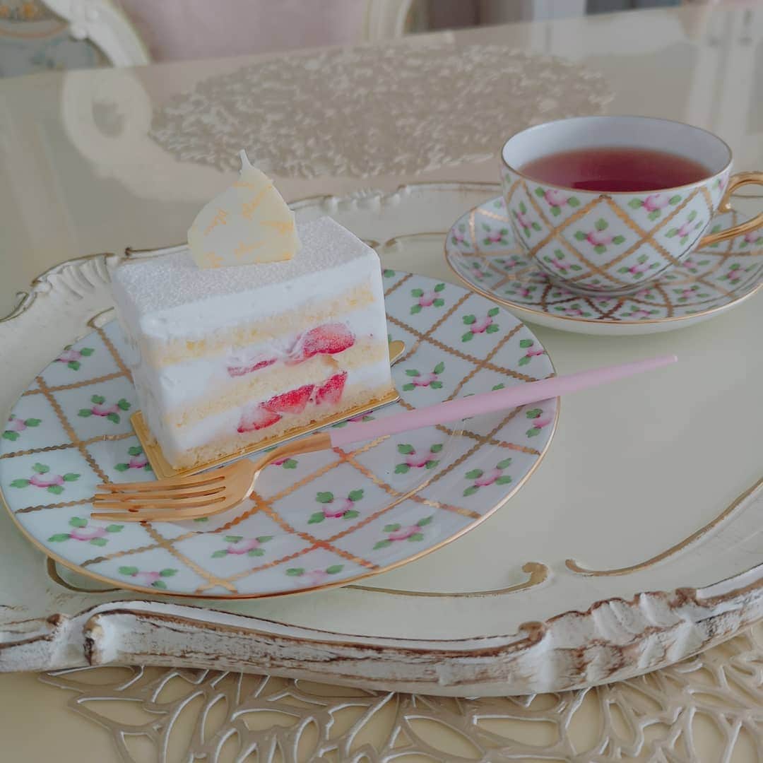 のインスタグラム：「大好きな❤️プランのケーキで癒しの時間...❤️ 夏休み..飯炊きおばさん頑張ってます💦  #ケーキ　#ティータイム　#おやつの時間  #芦屋ケーキ　#芦屋プラン　#癒しのひと時」