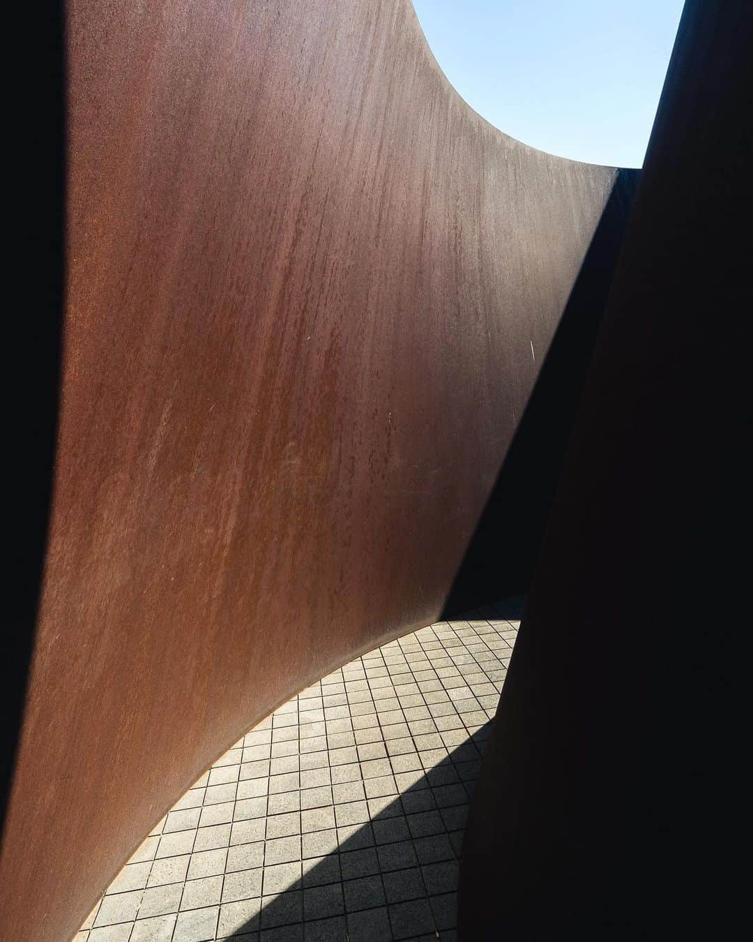 ガゴシアン・ギャラリーさんのインスタグラム写真 - (ガゴシアン・ギャラリーInstagram)「“Space, as my work evolved, really became my subject.” —Richard Serra  Go see Richard Serra's "Sylvester" (2001) currently installed at the Glenstone Museum's expansive grounds in Maryland! __________ #RichardSerra #GlenstoneMuseum #Gagosian @glenstonemuseum #Repost: @thisisjamesj」7月30日 23時58分 - gagosian