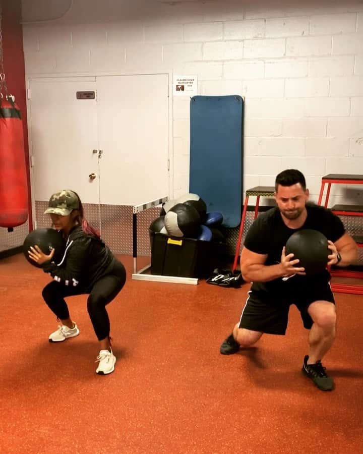 ニコール・ ポリッツィのインスタグラム：「Back at it baby 👊🏽👊🏽 @realanthonymichael #fitmawma」