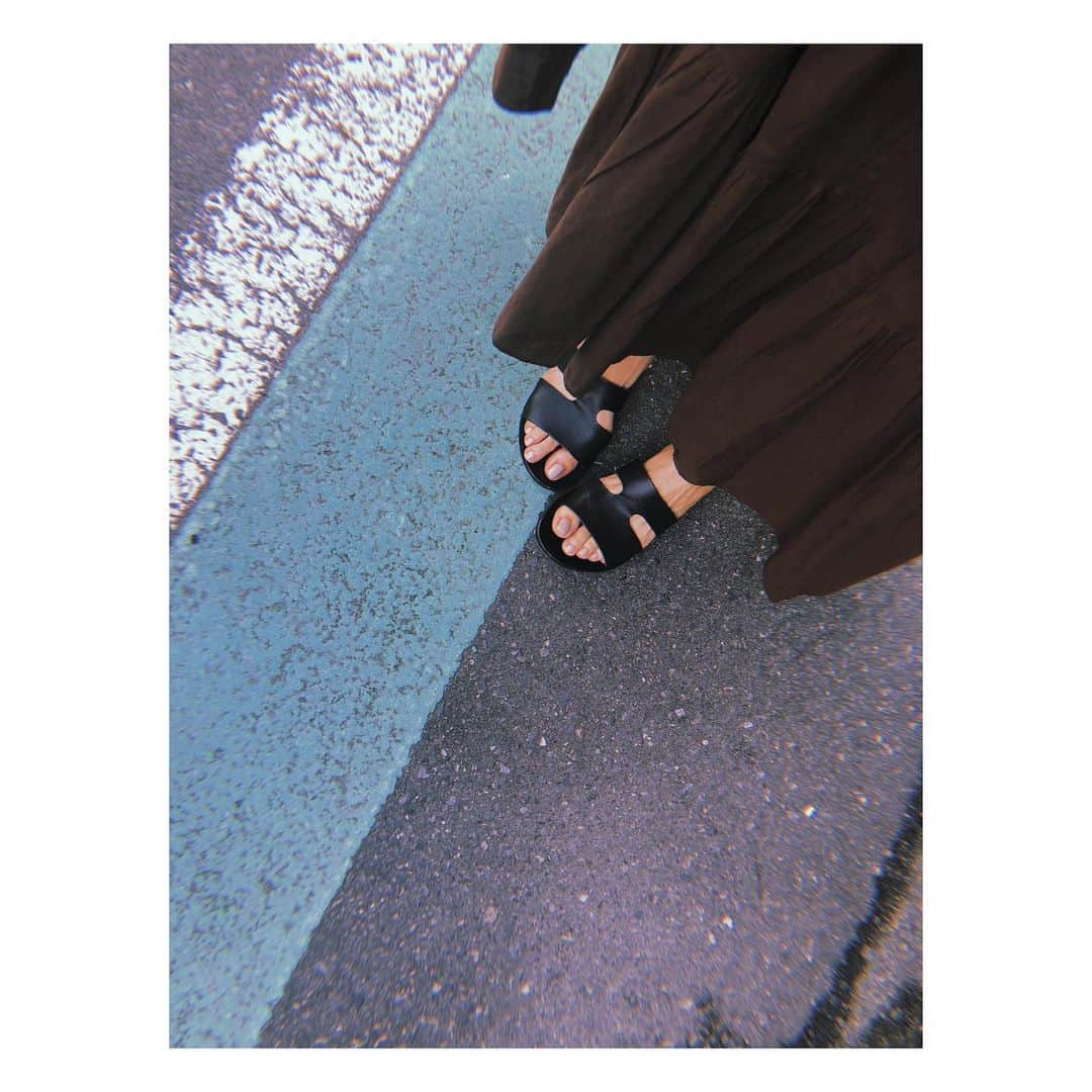 高垣麗子さんのインスタグラム写真 - (高垣麗子Instagram)「・ 動きやすさ重視の本日の足元 ・ ・ #ancientgreeksandals ・ ・ 寝かしつけで寝落ちしないタイプ だったのに 最近は完全に寝落ちしてしまう... 今から夕飯&シャワー&明日の支度...」7月31日 0時01分 - reikotakagaki