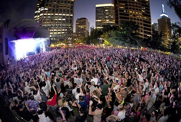 カスケイドさんのインスタグラム写真 - (カスケイドInstagram)「SLC was ridiculous! So much FUN playing while the sun went down on a perfect summer night. Wow! Nothing like playing outdoors to a crowd that is 100% up for it. Full photo album shot by @MarkOwensPhoto - link in bio!」7月31日 0時01分 - kaskade