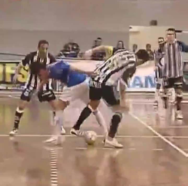 アレッサンドロ・ローザ・ヴィエイラのインスタグラム：「Vídeo - Desarmes e gols pelo @santosfc 🤷🏻‍♂️ —  Como dizia meu grande professor @futsalferretti “Continue fazendo o que ninguém vê,desarmes e gols! “  Pelo estilo de jogo muita gente sempre relacionou a não marcação,mas poucos sabem que sempre fui um dos maiores e algumas vezes o maior desarme de clubes e seleção!  Também como dizia @marcos_soratofutsal ,”Pede pra me mandarem quantos gols em jogos decisivos foram por falta de marcação sua”  E pra encerrar, como diz meu capitão @vinifutsal7 “Veja quantos gols ele fez driblando e quantos gols ele fez desarmando”  Desarmando + de 50% 🤷🏻‍♂️ Edição - @adonias」