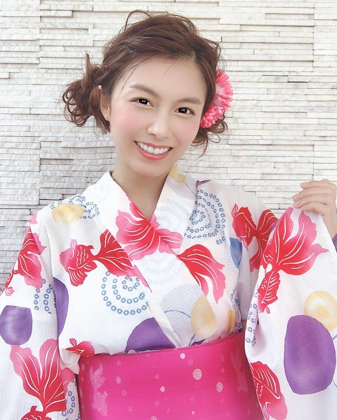 麻衣愛のインスタグラム：「一気に夏が来たね☀️ 暑い、暑いって言い合えるのって幸せだよね💗😆 #浴衣 #浴衣ヘアアレンジ #浴衣女子 #浴衣ヘア #ツインテール #ツインテールアレンジ #白浴衣 #金魚浴衣 #hair #hairstyles #hairset #hairarrange #hairmake #ヘアスタイル #ヘアセット #ヘアアレンジ」