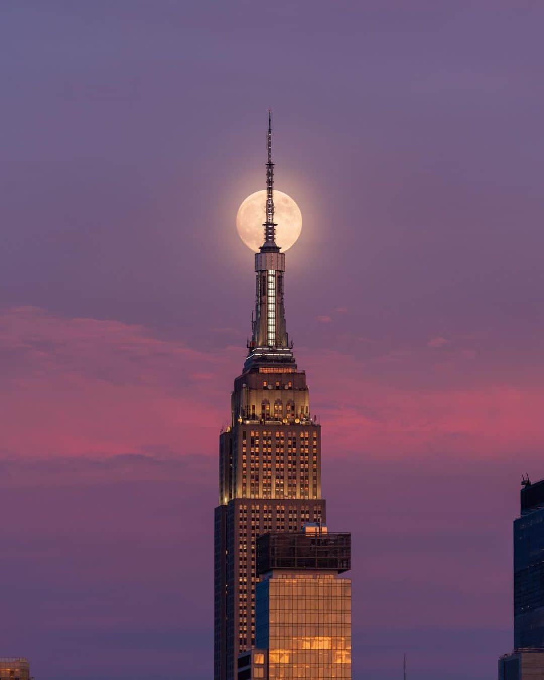Empire State Buildingさんのインスタグラム写真 - (Empire State BuildingInstagram)「“The one and only.” - Jinnis61 on @tripadvisor (7/23/19) ✨ . Show us how you capture an icon by submitting your best image of/from us to our 2019 photo contest: esbphotocontest.com 👈 . 📷: @captiv_8 #EmpireStateBuilding」7月31日 0時17分 - empirestatebldg