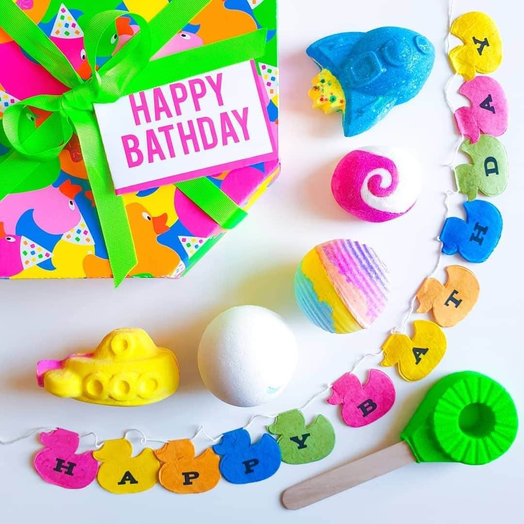 LUSH Cosmeticsさんのインスタグラム写真 - (LUSH CosmeticsInstagram)「It's Leo Season, which means gift-giving needs to be as high-drama as they are. Our Happy Bathday Gift contains six beautiful Lush goodies that create multiple fun and fragrant baths - perfect for the dazzling Leos in your life. 🦁💕/📸: @lushmiltonkeynes⁠ *⁠ *⁠ *⁠ *⁠ *⁠ #birthday #gift #birthdaygift #giftideas #onlineshopping⁠  #gifts #handmade  #veganbeauty #crueltyfreebeauty #crueltyfree #crueltyfreecosmetics #veganlife #vegan #greenbeauty #vegansofig #veganliving #vegans #leo #mercuryretrograde #leoseason」7月31日 0時10分 - lushcosmetics