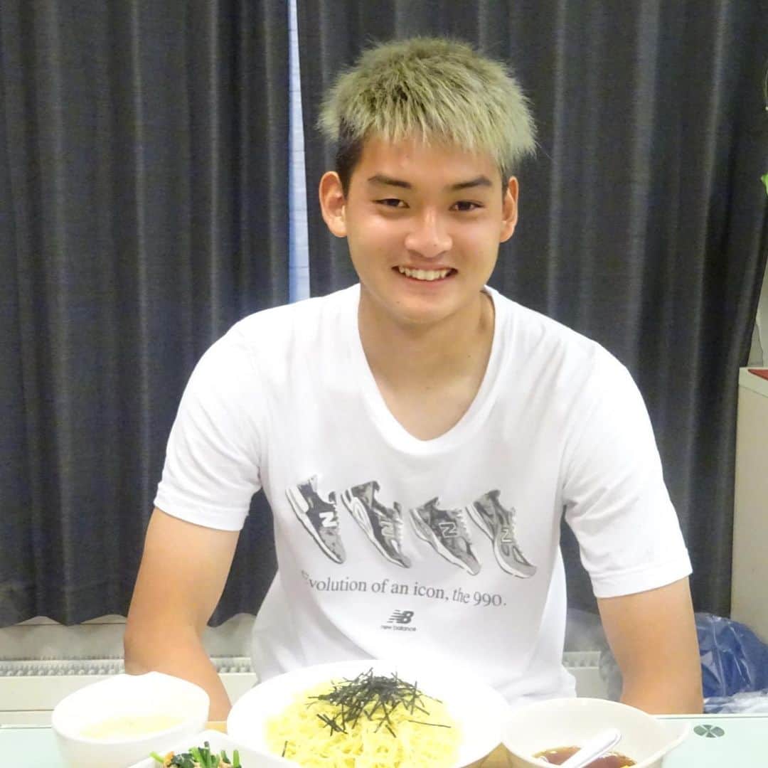 のインスタグラム：「今日はとっても暑い一日☀️ 夜ご飯の準備をしていると汗だくで食堂にあるソファーに昼寝しにやってきたタイヨウくん。  続いてレンくんもソファーに倒れこむように眠りにつく。  少し遅れてダンザキくんが来た時にはソファーが埋まっていて食卓テーブルのベンチに寝転ぶ。  しまふく寮には食堂にしかクーラーがないのでみんなのお部屋は暑くて暑くて昼寝して体を休めることができず食堂にやってきたのでした💦  先日。少し遅くなりましたがタイヨウくんのお誕生日のリクエストでつけ麺を食べてお祝いをしました🥢  23日が誕生日だったトーヤくんリクエストはジンギスカンだったのでホットプレートで焼きながらワイワイと話が盛り上がりとっても楽しい時間を過ごしていました😊  タイヨウくん。トーヤくんお誕生日おめでとう🎂  しまふく寮ごはん🏠  #consadole  #consadole #consadole #コンサドーレ #jleague #ｊリーグ #soccer #サッカー #しまふく寮通信	 #食育 #食トレ #アスリートごはん #身体づくり #JAグループ北海道 #ゆめぴりか #みんなのよい食親善大使 #よつ葉 @yotsuba_milkproducts_official #北海道ぎょれん #町村農場 #アスリートフードマイスター #松浦沙耶花 #昼ごはん #夜ごはん #献立 #定食 #ランチ #レシピ #料理 #栄養 #栄養バランス #consadole #consadole #コンサドーレ #jleague #ｊリーグ #soccer #サッカー #しまふく寮通信	 #食育 #食トレ #アスリートごはん #身体づくり #JAグループ北海道 #ゆめぴりか #みんなのよい食親善大使 #よつ葉 @yotsuba_milkproducts_official #北海道ぎょれん #町村農場 #アスリートフードマイスター #松浦沙耶花 #昼ごはん #夜ごはん #献立 #定食 #ランチ #レシピ #料理 #栄養 #栄養バランス」