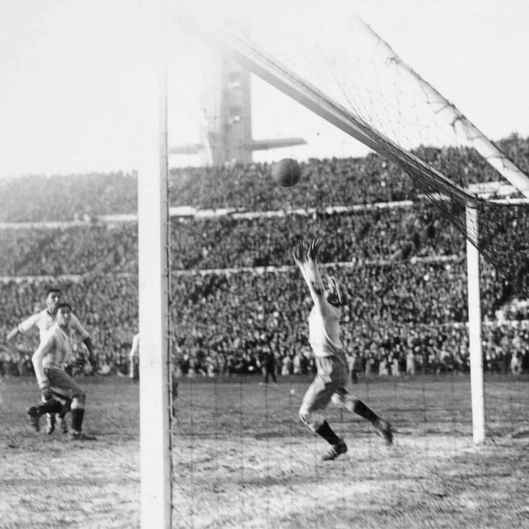 FIFAワールドカップさんのインスタグラム写真 - (FIFAワールドカップInstagram)「#OnThisDay in 1930, hosts #Uruguay won the first-ever FIFA #WorldCup, defeating neighbours #Argentina 4-2 in the first Final. 🇺🇾🏆🙌」7月31日 0時13分 - fifaworldcup