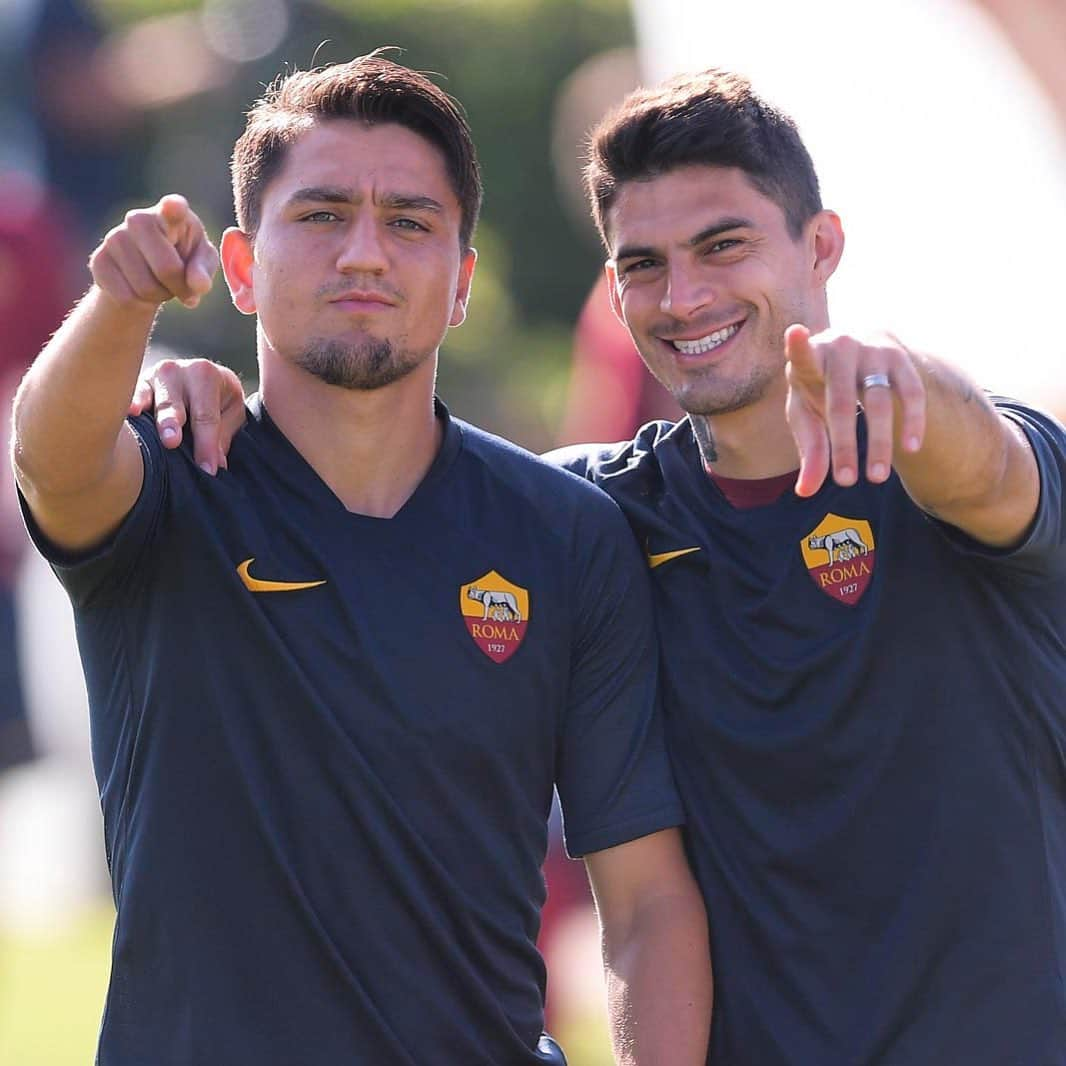 ASローマさんのインスタグラム写真 - (ASローマInstagram)「TAG YOUR BEST FRIEND! 🤜🤛⁣ ⁣ 🤗 Be sure to wish them a happy world #FriendshipDay! 🌎 #ASRoma ⁣ ⁣ @cengizunder 🤝 @diegoperotti_10」7月31日 0時13分 - officialasroma