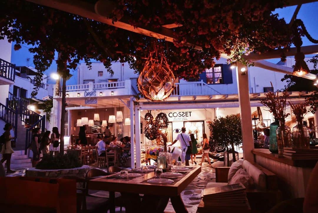 仲村美香さんのインスタグラム写真 - (仲村美香Instagram)「とっても素敵な雰囲気のレストランへ♡ ミコノス島【Familia】 こうやって友達と旅行に行けるのもあと何回だろーとか、 あと数年後はどうなってるんだろーとか、 未来の話をする事が多いこの頃☺️♡ ・ ・ ・ ・ #MYKONOS#ミコノス島#ギリシャ#🇬🇷#greece#レストラン#restaurant#ボタニカル#お花#女子旅#旅#旅行#旅行好きな人と繋がりたい #ヨーロッパ」7月31日 0時18分 - mikapu0519
