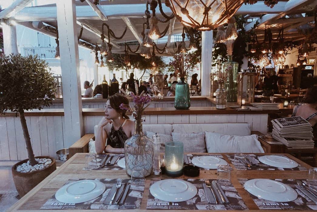 仲村美香さんのインスタグラム写真 - (仲村美香Instagram)「とっても素敵な雰囲気のレストランへ♡ ミコノス島【Familia】 こうやって友達と旅行に行けるのもあと何回だろーとか、 あと数年後はどうなってるんだろーとか、 未来の話をする事が多いこの頃☺️♡ ・ ・ ・ ・ #MYKONOS#ミコノス島#ギリシャ#🇬🇷#greece#レストラン#restaurant#ボタニカル#お花#女子旅#旅#旅行#旅行好きな人と繋がりたい #ヨーロッパ」7月31日 0時18分 - mikapu0519