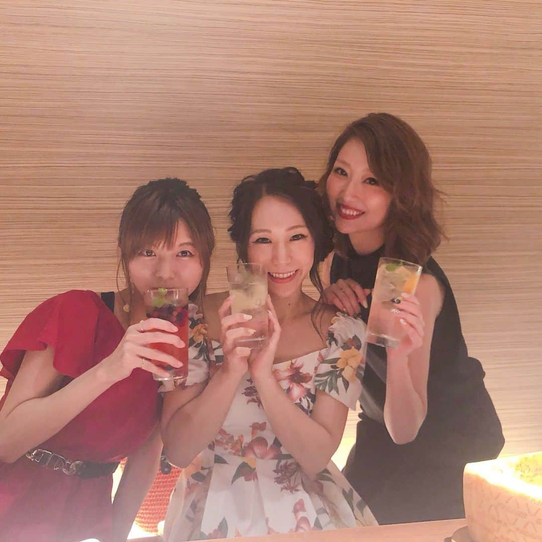 梅野舞さんのインスタグラム写真 - (梅野舞Instagram)「先日の女子会♡  発売されたばかりのビーフィーター ピンクストロベリーとKICHIRIのコラボカクテルが登場ということで、  ピンクレディ×ディープベリーレディで乾杯🥂  甘酸っぱくて爽やか♬  自家製レモンジェラードを使用したセミフローズンのカクテルは新感覚で美味しい〜〜😍💕 見た目も可愛いくて これからの季節にもぴったりなカクテル🍹💕 ピンクストロベリーはフルーツやお料理との相性もよく お酒の苦手な方でも飲みやすい♡  KICHIRIのお料理とも相性抜群だったな♬  #KICHIRI#きちり#女子会 #ビーフィーターピンク #ビーフィーター #BEEFEATER #BEEFEATERPINK #ピンクレディ #ディープベリーレディ#セミフローズンカクテル#カクテル#dinner#food#instagood#instafood #instagram」7月31日 0時15分 - mai.umeno