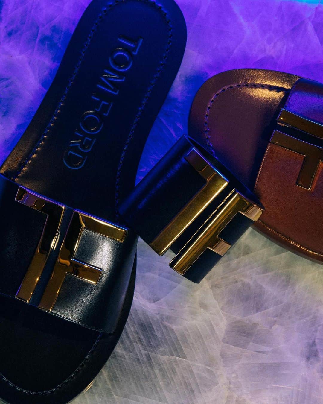 トムフォードさんのインスタグラム写真 - (トムフォードInstagram)「Perfect Summer accessories featuring the TF Flat Sandal and Leather TF Cuff. #TOMFORD」7月31日 0時22分 - tomford