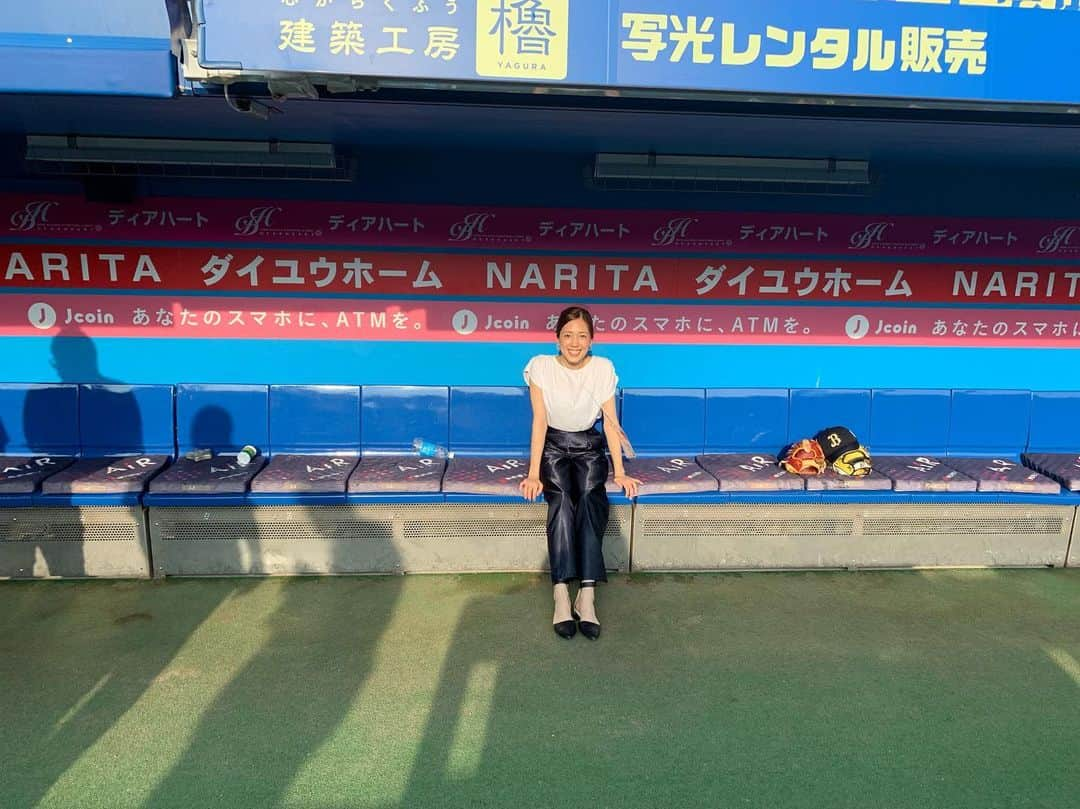 星野芽生さんのインスタグラム写真 - (星野芽生Instagram)「#bs12プロ野球中継 ご覧頂きありがとうございました💓  なんだか親子でペアルックみたいになってしまった、、笑  初めてベンチにまでお邪魔させて頂いちゃいました！ え、こんなに広いの！？って驚きました😲  初共演。 とても楽しかったです❣️ すごい貴重な経験をたくさんさせていただけて感謝感激です！！ 野球もっと見よっと！！笑  #親子ペアルック #ベンチシート #オリ姫」7月31日 0時22分 - mebae_hoshino