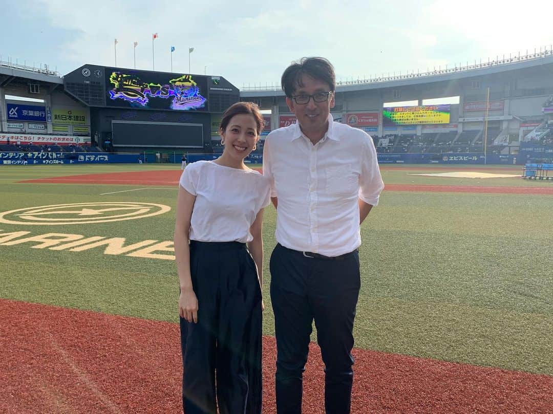 のインスタグラム：「#bs12プロ野球中継 ご覧頂きありがとうございました💓  なんだか親子でペアルックみたいになってしまった、、笑  初めてベンチにまでお邪魔させて頂いちゃいました！ え、こんなに広いの！？って驚きました😲  初共演。 とても楽しかったです❣️ すごい貴重な経験をたくさんさせていただけて感謝感激です！！ 野球もっと見よっと！！笑  #親子ペアルック #ベンチシート #オリ姫」