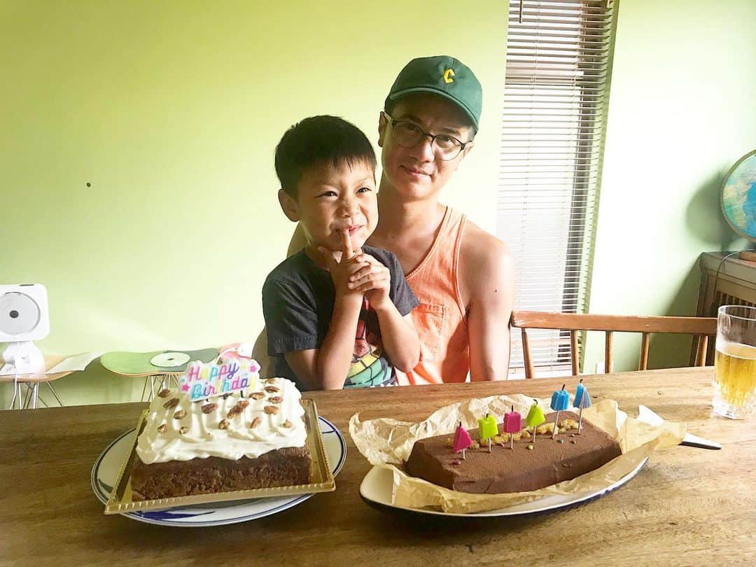 桃生亜希子さんのインスタグラム写真 - (桃生亜希子Instagram)「Happy Birthday Mike🥳 @mikexlau  今年も元気にリラックスした誕生日を過ごすことができたね！  Mikeの好きな carrot cakeと(私の好きな)chocolate cakeを今回は @smileys_confectionery さんにお願いしました。  優しい味で、とっても美味しかった❤️ ありがとう😊🎂🧁 これからも元気で、  いつまでも笑って過ごせますように🙏🌞❤️ #Thankyou  #いつもありがとう #ぱぱmと息子k」7月31日 0時24分 - pinokosugar