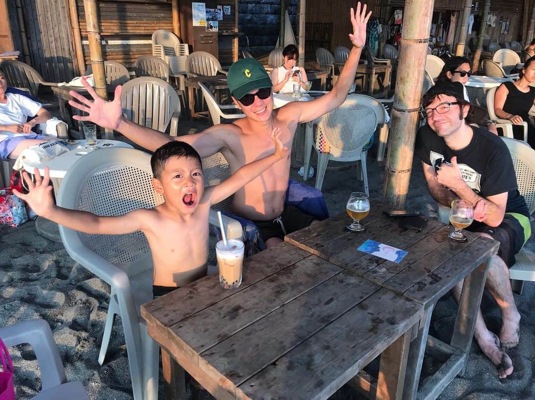桃生亜希子のインスタグラム：「Happy Birthday Mike🥳 @mikexlau  今年も元気にリラックスした誕生日を過ごすことができたね！  Mikeの好きな carrot cakeと(私の好きな)chocolate cakeを今回は @smileys_confectionery さんにお願いしました。  優しい味で、とっても美味しかった❤️ ありがとう😊🎂🧁 これからも元気で、  いつまでも笑って過ごせますように🙏🌞❤️ #Thankyou  #いつもありがとう #ぱぱmと息子k」