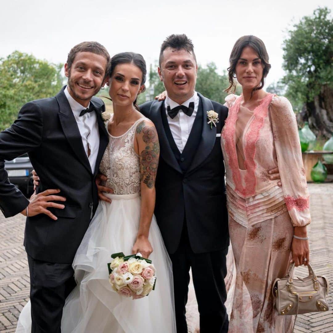 バレンティーノ・ロッシのインスタグラム：「Grande festa per Uccio e la Pami👰🏼🤵🏻💍 W gli sposiiiii!!! 📸 by @camilss」