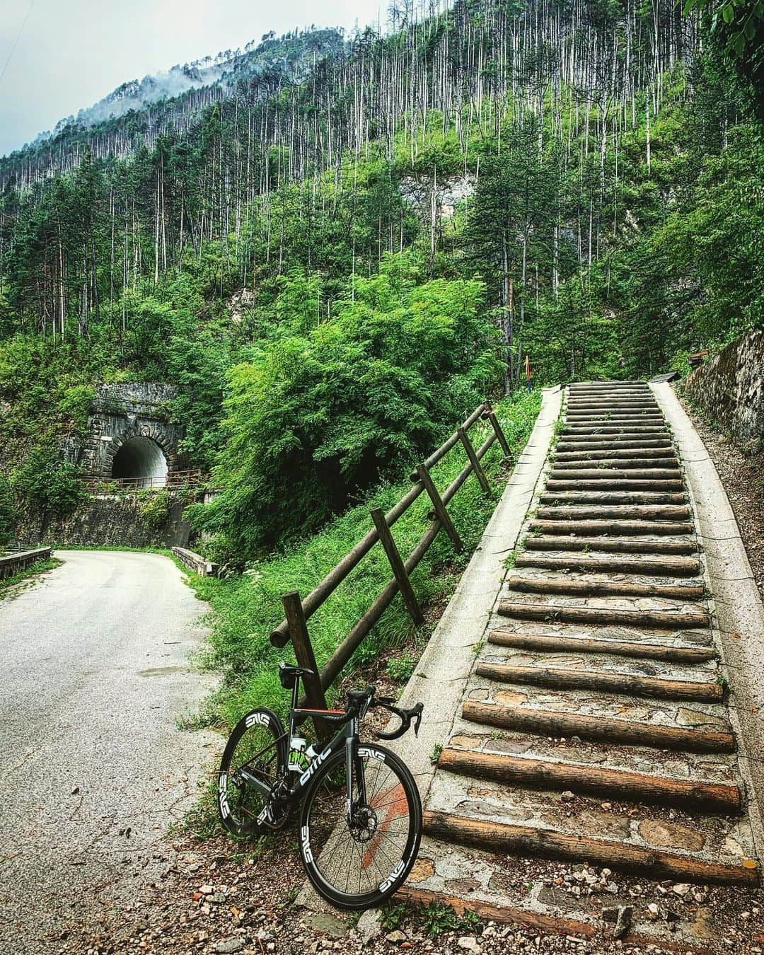 マーク・カヴェンディッシュさんのインスタグラム写真 - (マーク・カヴェンディッシュInstagram)「No matter how long or high, there’s always the top of a staircase and the end of a tunnel.」7月31日 0時29分 - markcavendish