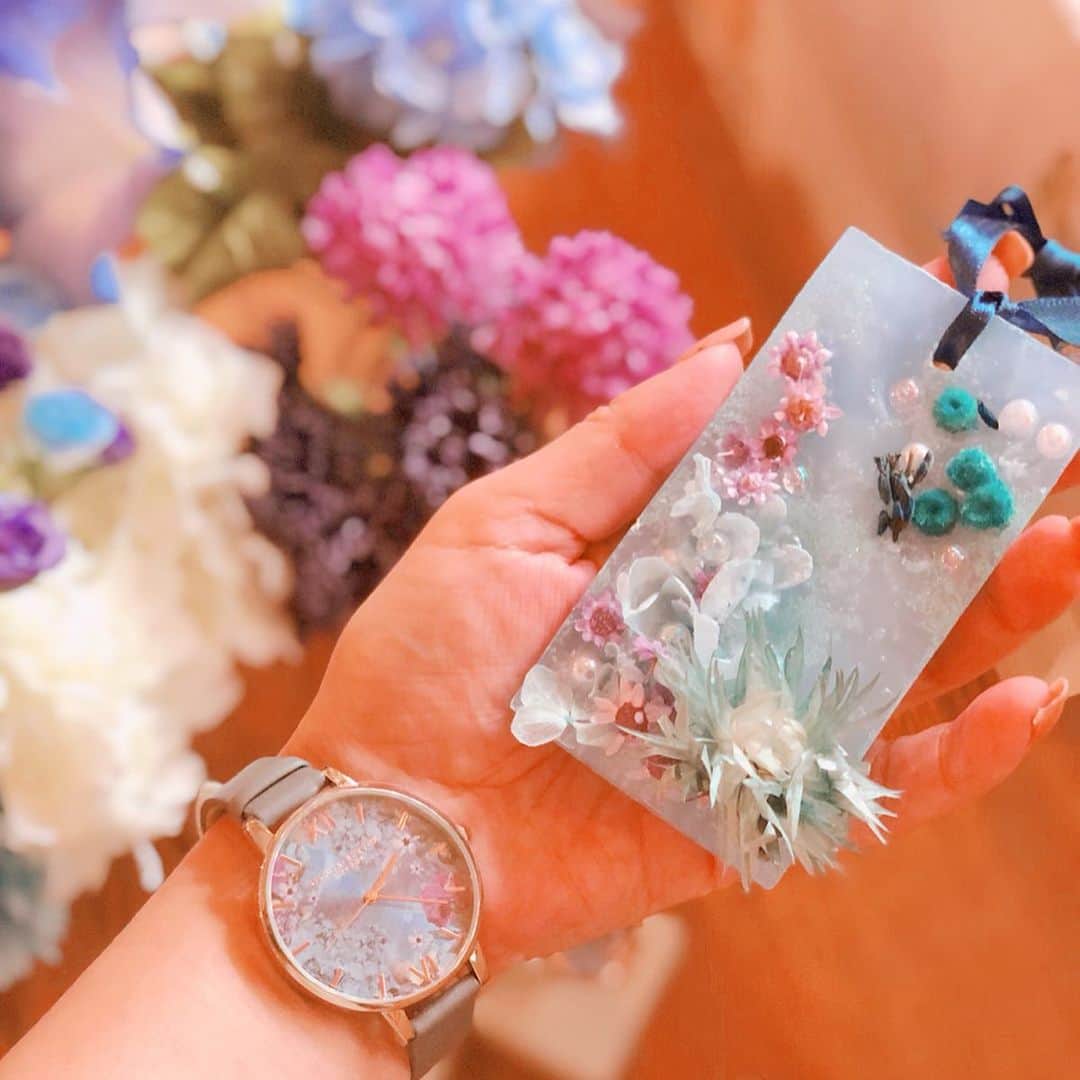 美人百花さんのインスタグラム写真 - (美人百花Instagram)「オリビアバートンの、新作コレクションお披露目のランチパーティーにお呼ばれしました🍽 この夏のコレクションのテーマは「under the sea collection」🐬。オリビア初の海をモチーフにした腕時計なんです🐬 ・ ブルーを基調にしたお花のデザインや、ブルーグラデの文字盤の中で、動くたびにキラキラ輝くシルバーデザインのものなど✨ オリビアのレディな世界観と夏の爽やかさがマッチした、新鮮で美しいデザインでした💕 ・ ヘルシーなヴィーガンランチを頂いた後は、アロマワックスサシェ作りに参加😘仕上がりはさておき😅。。会社のデスクに飾ってます✨💕 ・ 夏のコレクションラインは ⌚︎伊勢丹新宿と直営店のあるグランフロント大阪で先行発売中❣️ ・ ⌚︎8/9からは取扱店舗 @hms_watchstoreを始め、オンラインストアでも発売します💕うっとりするラインナップをぜひチェックしてみてね  pic5枚目はお気に入りの既存の私物です😘♡編集H  #oliviaburton #オリビアバートン#hmswatchstore#美人百花」7月31日 0時32分 - bijinhyakka