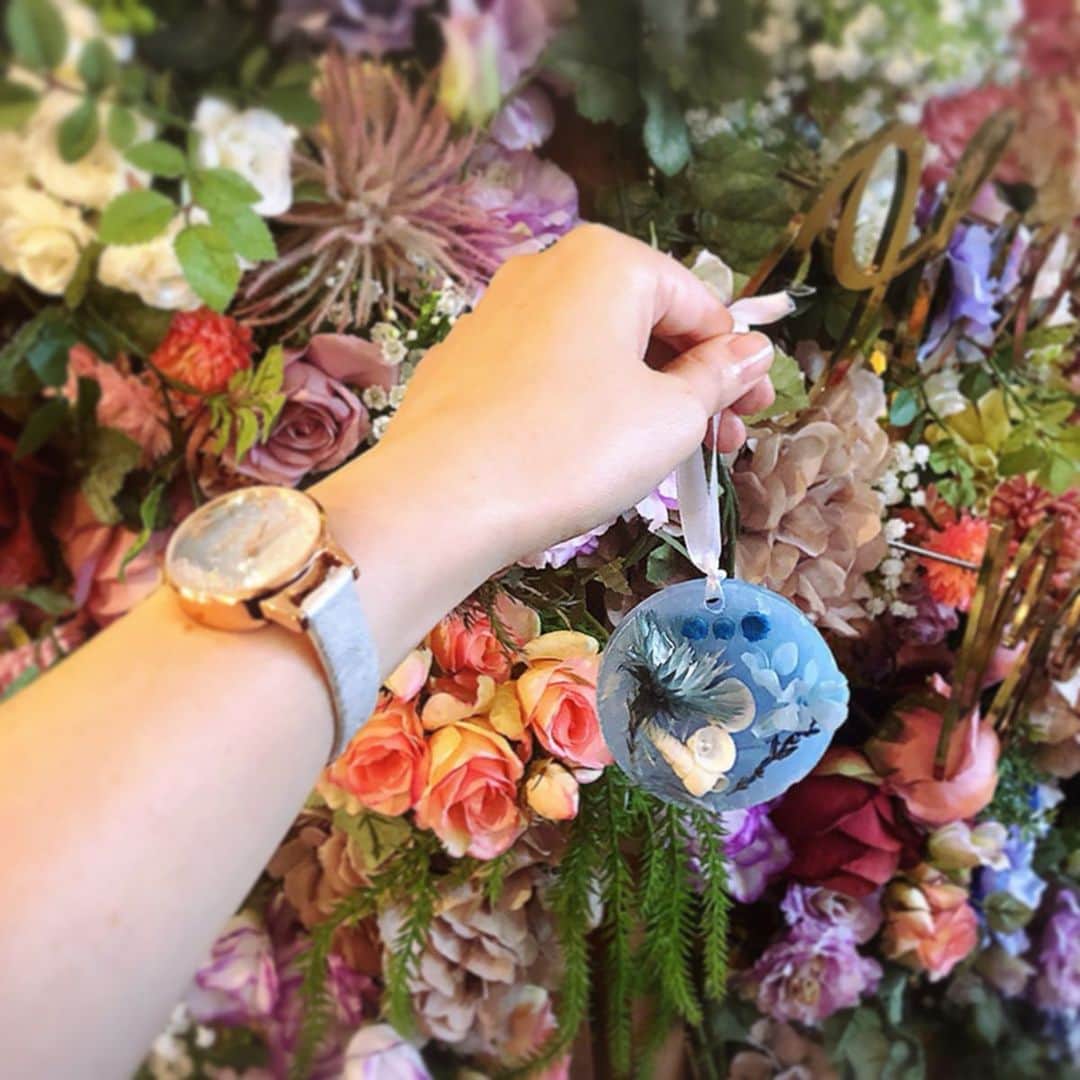 美人百花さんのインスタグラム写真 - (美人百花Instagram)「オリビアバートンの、新作コレクションお披露目のランチパーティーにお呼ばれしました🍽 この夏のコレクションのテーマは「under the sea collection」🐬。オリビア初の海をモチーフにした腕時計なんです🐬 ・ ブルーを基調にしたお花のデザインや、ブルーグラデの文字盤の中で、動くたびにキラキラ輝くシルバーデザインのものなど✨ オリビアのレディな世界観と夏の爽やかさがマッチした、新鮮で美しいデザインでした💕 ・ ヘルシーなヴィーガンランチを頂いた後は、アロマワックスサシェ作りに参加😘仕上がりはさておき😅。。会社のデスクに飾ってます✨💕 ・ 夏のコレクションラインは ⌚︎伊勢丹新宿と直営店のあるグランフロント大阪で先行発売中❣️ ・ ⌚︎8/9からは取扱店舗 @hms_watchstoreを始め、オンラインストアでも発売します💕うっとりするラインナップをぜひチェックしてみてね  pic5枚目はお気に入りの既存の私物です😘♡編集H  #oliviaburton #オリビアバートン#hmswatchstore#美人百花」7月31日 0時32分 - bijinhyakka