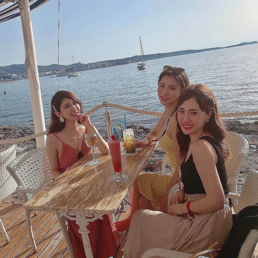 亜里沙さんのインスタグラム写真 - (亜里沙Instagram)「Girls trip to #Ibiza 🇪🇸Glad to be back❤️ 今年の夏のヨーロッパは、昨年に引き続きイビザでした🌞 カフェデルマールで運良く特等席に座れて、みんなで綺麗なサンセットを眺めながらご飯🍚幸せ。 #alisa_in_Ibiza #ibiza #イビザ」7月31日 0時32分 - alisa_0302