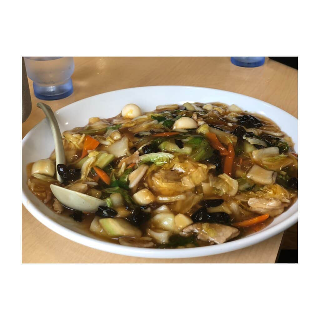 宇田恵菜さんのインスタグラム写真 - (宇田恵菜Instagram)「三八飯店 長万部店 北海道に何店舗もある、チャンポン、塩ラーメンのお店❗️ 愛媛でいう #豚太郎 的お店だと思われ✨ そちらで、めちゃでかチャンポンをいただきました(これで並盛り) そして、ラーメン上に海が表現されている塩ラーメン🤣✨ 北海道はどの料理も豪華❗️斬新❗️ ——————————————— #actresslife #女優 #地方ロケ #ロケ撮影 #役者 #女性ライダー #バイク女子 #食レポ #レポーター #宇田恵菜 #愛媛出身 #ridding #womanrider #北海道 #MT09 #YAMAHA #北海道ツーリング #motorbike #motorcycle #ridding #womanrider #女性ライダー #バイカー #恵菜バイク #バイク女子  #バイク好き #clubモータサイクル #三八飯店 #チャンポン」7月30日 15時48分 - ena2727