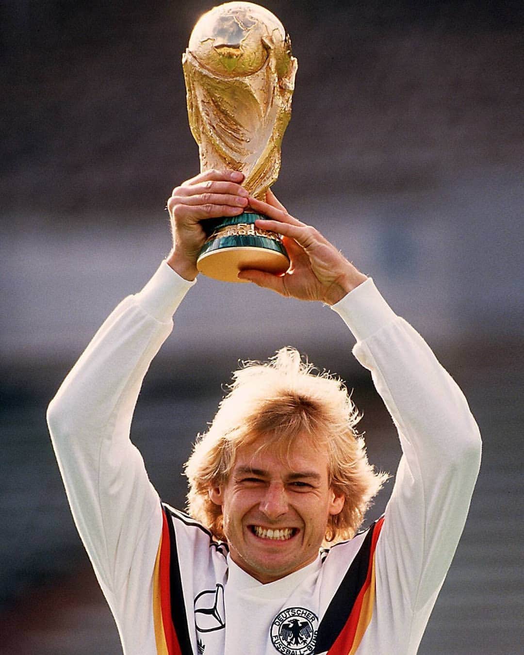 FIFAワールドカップさんのインスタグラム写真 - (FIFAワールドカップInstagram)「#HappyBirthday to FIFA #WorldCup winners 🇩🇪@j_klinsmann and 🇦🇷Nery Pumpido 🎂🏆」7月30日 15時58分 - fifaworldcup