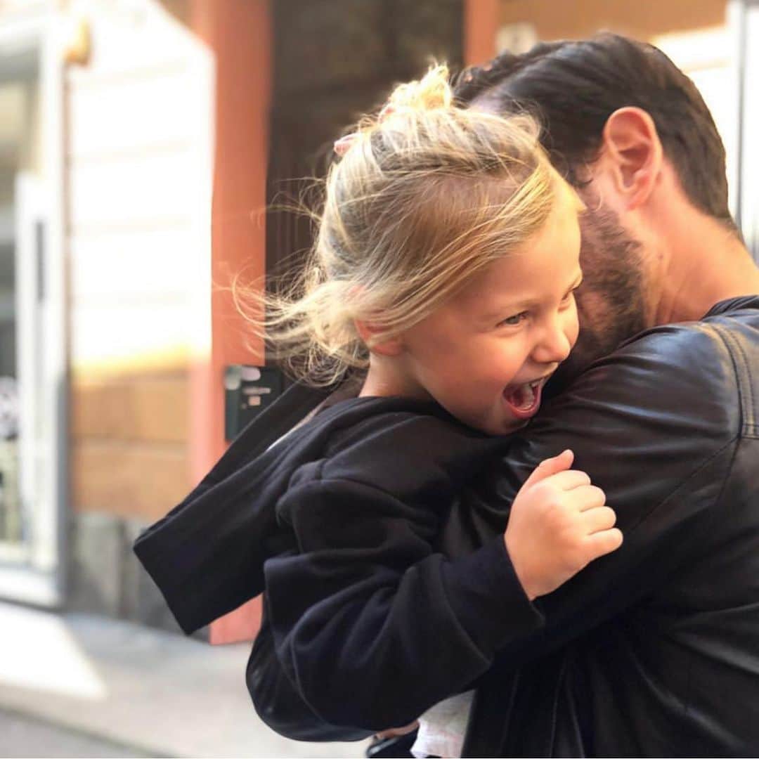 のインスタグラム：「Ricordo come fosse ieri il tuo primo sguardo... da quel giorno tutto è cambiato... Ora ti vedo crescere.. bella, dolce, sensibile e ringrazio Dio per essere tuo Padre! Ogni giorno, Ginevrina mia, mi rubi il cuore e io sono pazzo di te! TI AMO PRINCIPESSA! BUON COMPLEANNO AMORE MIO! +4」