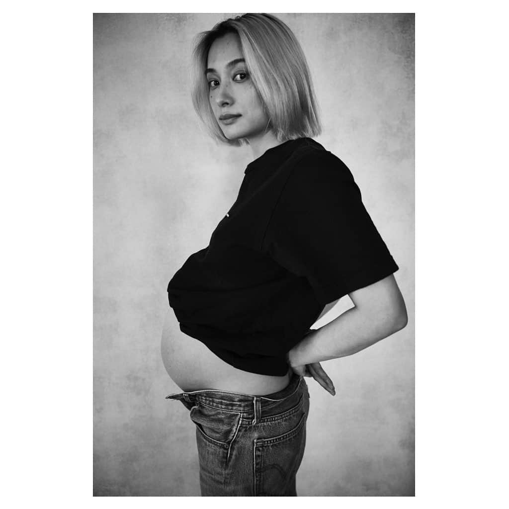 小濱なつきのインスタグラム：「マタニティーフォト📸 出産直前、自宅にて。 . . . #maternityphotography #maternitylife  #memorys」