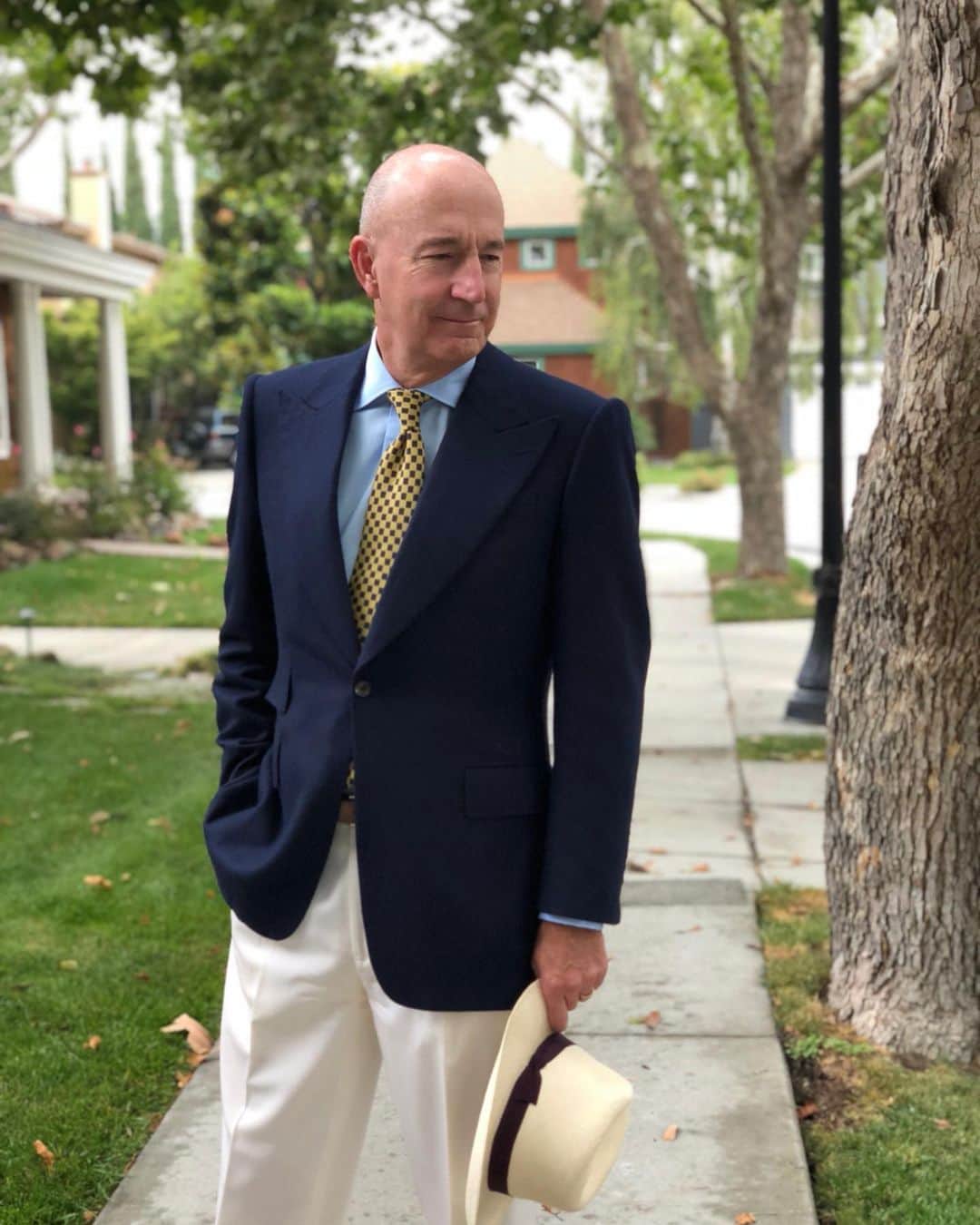 のインスタグラム：「One jacket, three ways to look cool in the heat. Thank you @styleafter50 for sharing these photographs of our bespoke wool and cashmere blazer. . #EdwardSexton #CustomerPortraits #StyleAfter50 #Bespoke #Wool #Cashmere #Blazer #Handmade #BespokeTailoring #SavileRow #TheSextonLook」