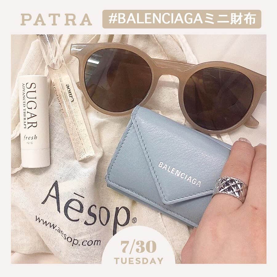 PATRA magazineさんのインスタグラム写真 - (PATRA magazineInstagram)「7/30♡スワイプしてね👉「ずっと人気な”バレンシアガミニ財布”💕」 . 小さめのバッグを使う人におすすめしたい♪ カラーバリエーション豊富で、収納力抜群の”BALENCIAGA”のミニウォレット♡ . 特にペーパーミニウォレットは、カラーやデザインが豊富だから、プレゼントに選びやすくおすすめだよ♡ . クリアバックであえて持ち物を見せる場合は、コーデに合わせた色のミニ財布を選ぶとよりお洒落になるよ♪ . ♡商品詳細♡ ・お札入れ１つ ・カードポケット３つ ・コインパース１つ .  Thank you 🌹 @rc_daisy.kr / @___mahigon @honeysalon_staff_sayap @tan___gram / @ai.nstagram_ @__k__03_nn / @cocopon1228 @hii.muu . 今女の子の中で流行っているコトやITEMがあればPATRAをタグ付けして教えてね❤︎ 皆さんのすてきな投稿をぜひ紹介させてください！」7月30日 16時02分 - patra__jp