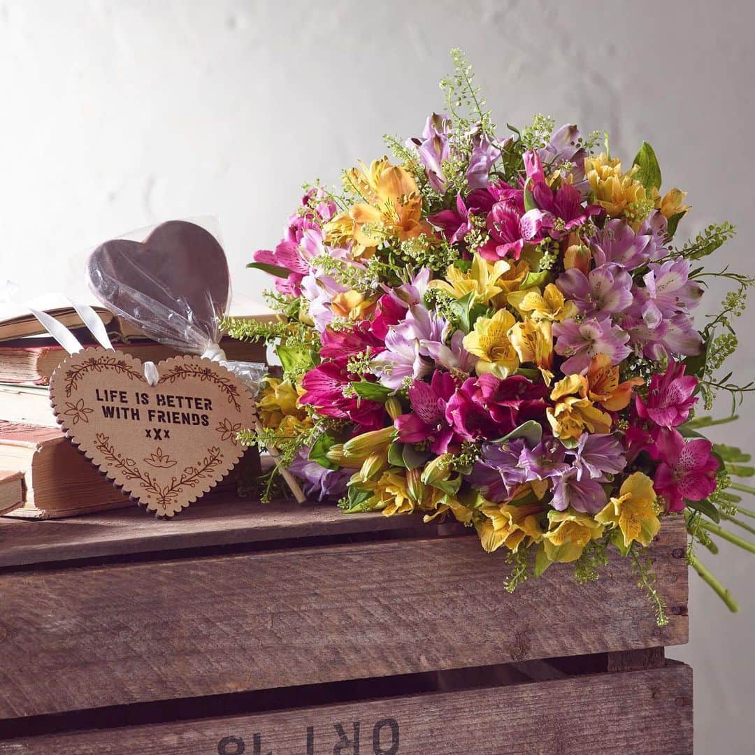 Nextさんのインスタグラム写真 - (NextInstagram)「Life really is better with friends! This #FriendshipDay, spoil your bestie to some beautiful blooms 💐 Order our letterbox bouquet by tapping the link in our bio. #flowers #nextflowers #bouquet #letterboxflowers #gifting #gifts #friends #bestie」7月30日 16時16分 - nextofficial