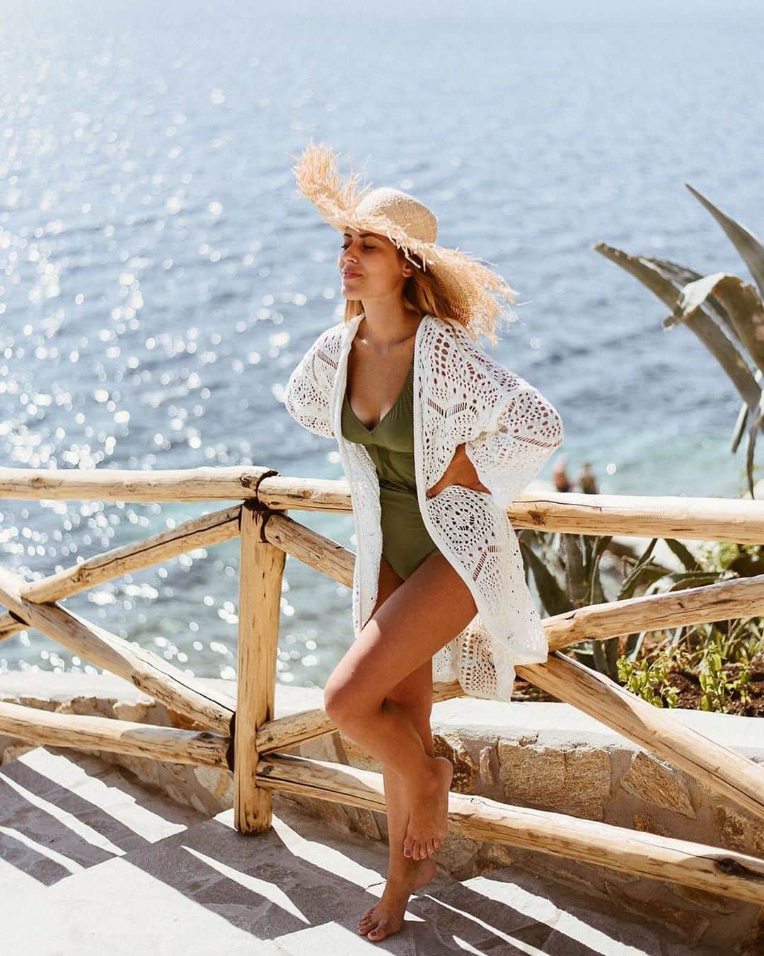 のインスタグラム：「Strawhat, crochet cardigan and a khaki green swimsuit. This look: 😍. @deninamartin #HM #HMxME #regram  Hat: 0780954001」