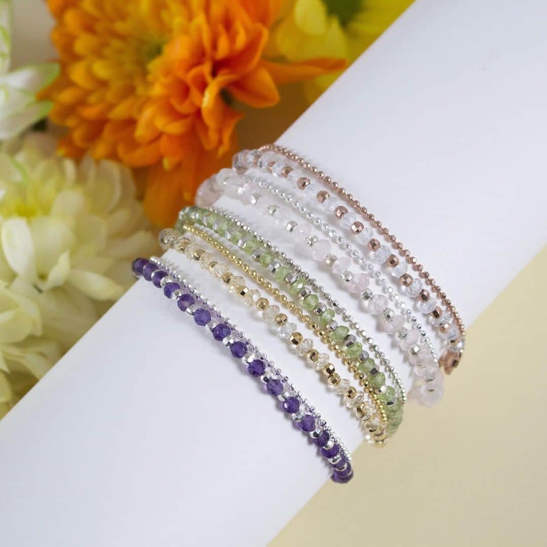のインスタグラム：「It's International Friendship Day! So here's to all those amazing friends out there, these sparkles and flowers are for you! . . #InternationalFriendshipDay #IFD #Friends #BestFriends #Love #Together #Summer #Celebrate #Sparkle #FriendshipBracelet #Gems #Jewels #Jewellery #Jewelry #DowerAndHall」