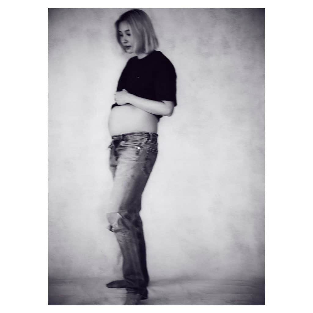 小濱なつきのインスタグラム：「マタニティーフォト📸 出産直前、自宅にて。 . . . #maternityphotography  #maternitylife  #memories」