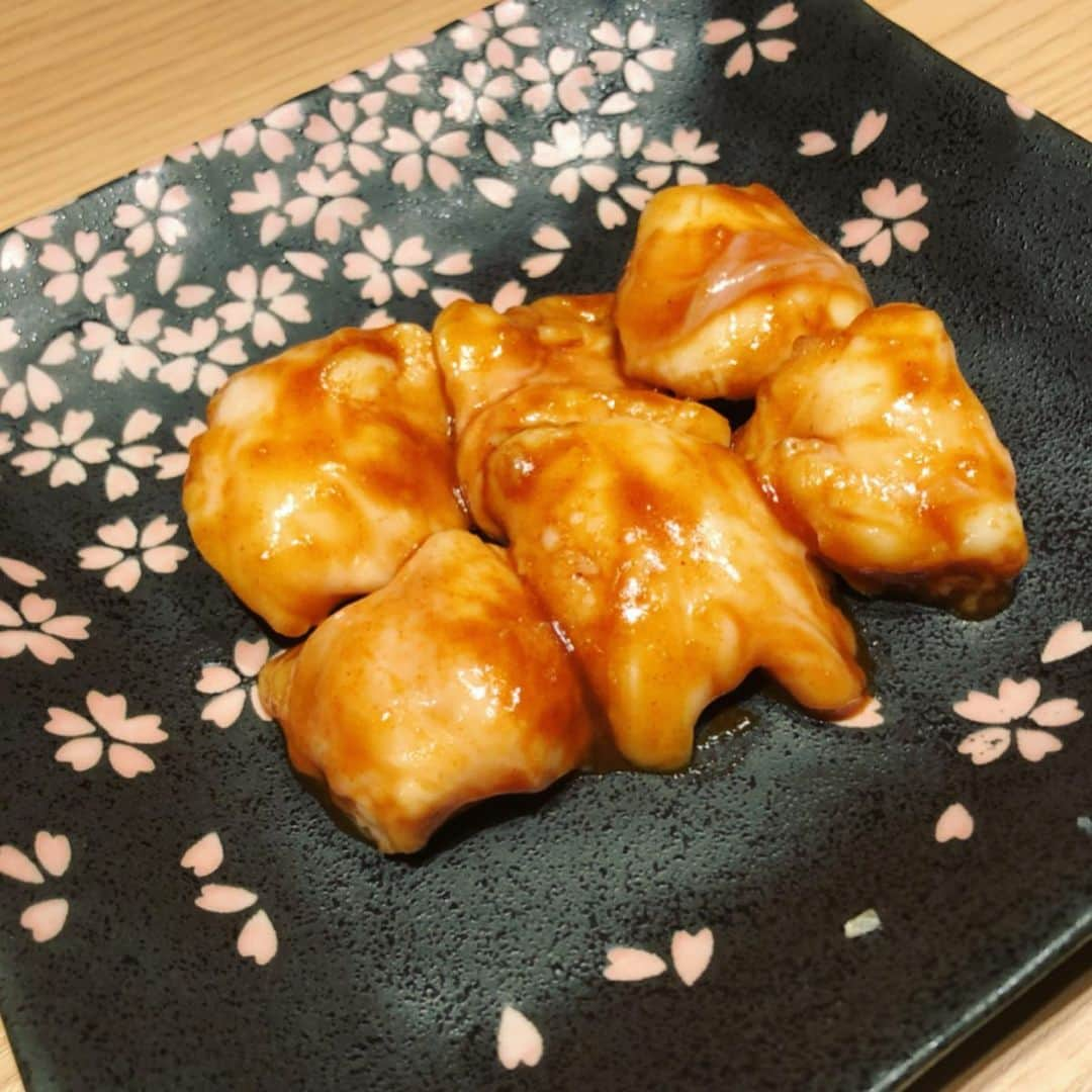 世手子さんのインスタグラム写真 - (世手子Instagram)「Yakiniku in summer((o(^∇^)o)) Egg setting rice using Oita eggｖ（＾＿＾ｖ）♪ Everyone ,Thank you comments everyday^_^ https://item.woomy.me/c/55876 @nikunone #にくの音 で一人焼肉行ってきたよ(=´∀｀) 夏と言えば焼肉だよね(#^.^#) 歌舞伎町の映画館の近くにある高級感あふれるお店(=^x^=) マルチョウもカルビもプリプリっっ ここは #コチュジャン がめちゃうまっっ なので #ユッケジャンスープ が美味しかったー！ 5辛まで選べたよ(*^◯^*) 3辛でも全然辛かった！ スバラシー！ そして 大分県産の卵を使った卵かけご飯がめちゃうまっっ 卵黄色いー！！ swipeしてね^_−☆ デザートは #柚子シャーベット ひんやり美味しい٩( 'ω' )و 最後にオリジナルミンティアくれちゃう素晴らしさ(^_^) 是非行ってみてねー(#^.^#) 新宿 にくの音でgo! Casting by @woomy.restaurant」7月30日 16時11分 - rojide