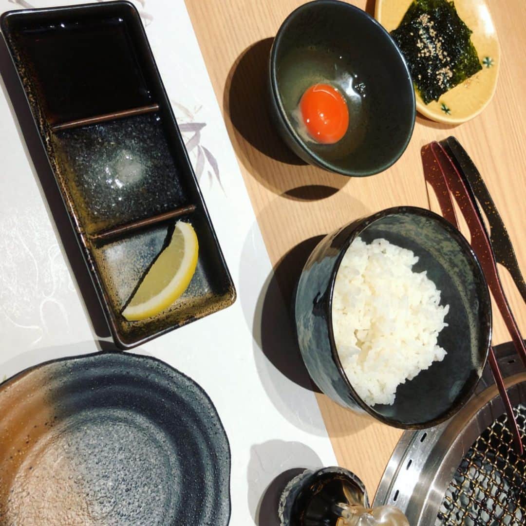 世手子さんのインスタグラム写真 - (世手子Instagram)「Yakiniku in summer((o(^∇^)o)) Egg setting rice using Oita eggｖ（＾＿＾ｖ）♪ Everyone ,Thank you comments everyday^_^ https://item.woomy.me/c/55876 @nikunone #にくの音 で一人焼肉行ってきたよ(=´∀｀) 夏と言えば焼肉だよね(#^.^#) 歌舞伎町の映画館の近くにある高級感あふれるお店(=^x^=) マルチョウもカルビもプリプリっっ ここは #コチュジャン がめちゃうまっっ なので #ユッケジャンスープ が美味しかったー！ 5辛まで選べたよ(*^◯^*) 3辛でも全然辛かった！ スバラシー！ そして 大分県産の卵を使った卵かけご飯がめちゃうまっっ 卵黄色いー！！ swipeしてね^_−☆ デザートは #柚子シャーベット ひんやり美味しい٩( 'ω' )و 最後にオリジナルミンティアくれちゃう素晴らしさ(^_^) 是非行ってみてねー(#^.^#) 新宿 にくの音でgo! Casting by @woomy.restaurant」7月30日 16時11分 - rojide